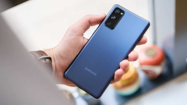 Smartphone Samsung Galaxy S20 FE 128GB, 6GB RAM, Tela Infinita de 6.5”, Câmera Traseira Tripla, Android 10 e Processador Qualcomm