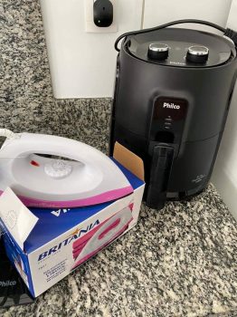 Fritadeira Elétrica sem Óleo/Air Fryer Philco ou Britânia + Ferro de Passar a Vapor e a Seco