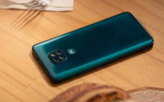 Smartphone Motorola Moto G9 Play 64GB, 4GB RAM, Tela de 6.5”, Câmera Traseira Tripla, Android 10 e Processador Octa-Core
