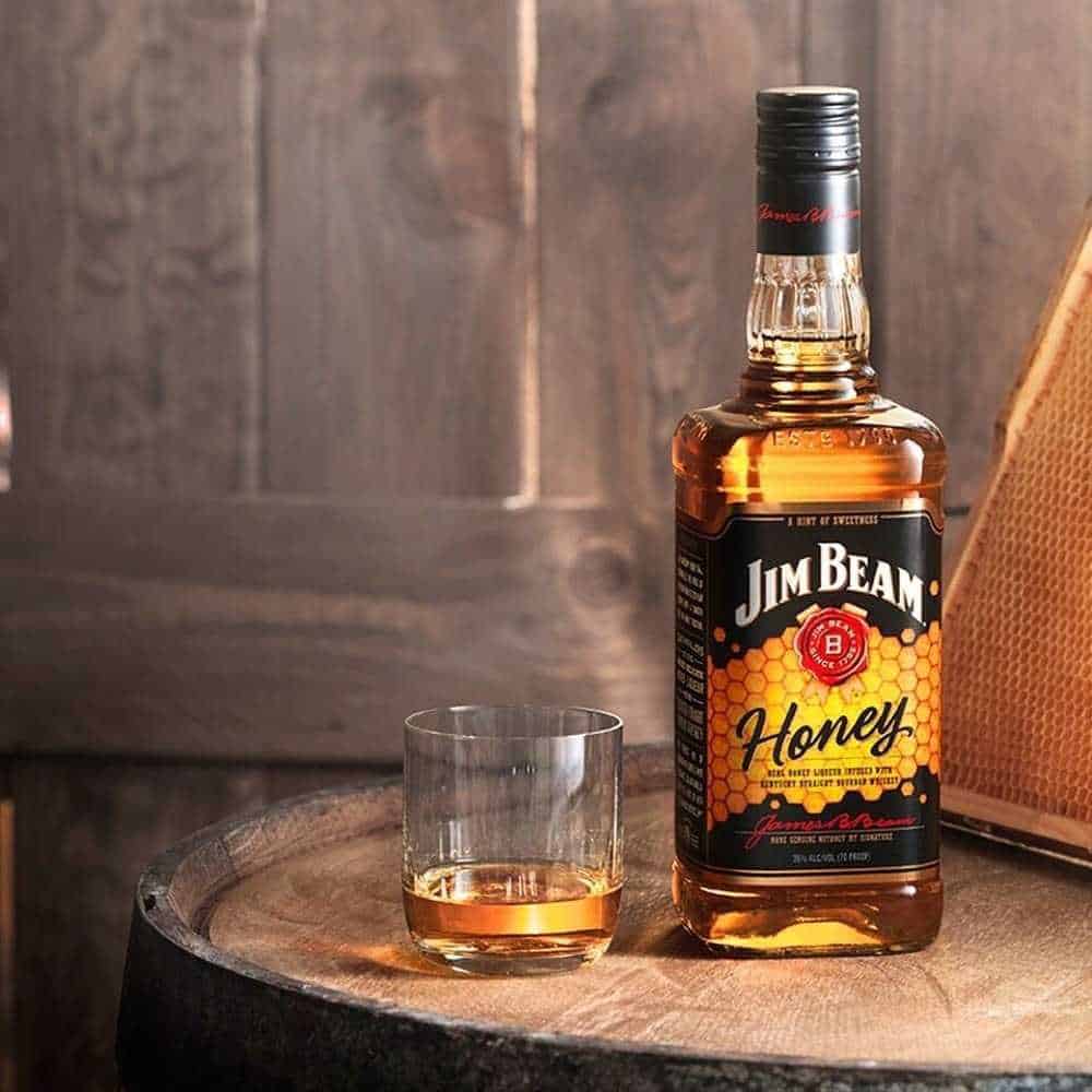 Beam honey. Виски Джим Бим медовый. Виски Jim Beam Bourbon. Джим Бим ред стаг. Jim Beam Honey 0.7.