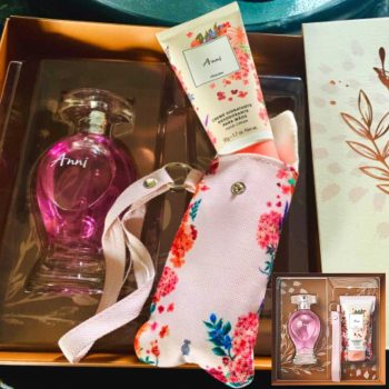 Kit Presente Boticollection Anni: Desodorante Colônia 100ml + Creme para Mãos 50g + Capinha para Creme de Mãos