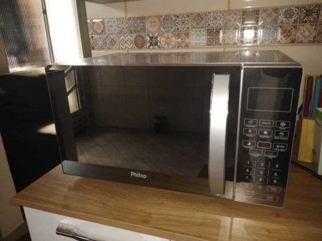 Micro-Ondas Espelhado Philco PMO26ES 26L 1400W - Prata - 220v