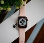 Apple Watch SE (GPS), Caixa em alumínio dourado de 44 mm com Pulseira esportiva luz das estrelas