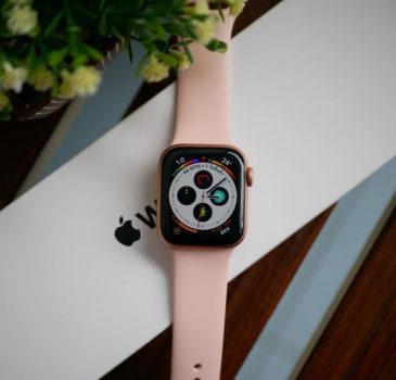 Apple Watch SE (GPS), Caixa em alumínio dourado de 44 mm com Pulseira esportiva luz das estrelas