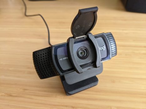 Webcam Full HD Logitech C920s com Microfone Embutido, Proteção de Privacidade, Widescreen 1080p, Compatível Logitech Capture - 960-001257