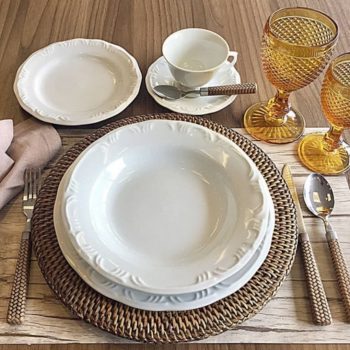 Serviço de Jantar Chá Café 42 peças em Porcelana. Modelo Redondo com Relevo Pomerode. Branca. Fabricado pela Schmidt.