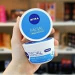 NIVEA Creme Facial Nutritivo 100g - Sua fórmula à base de água, Karité e Vitaminas hidrata por 24h sem deixar a pele oleosa, além de ser um ótimo primer