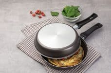 Omeleteira Tramontina Loreto em Alumínio com Revestimento Antiaderente Grafite - 20 cm