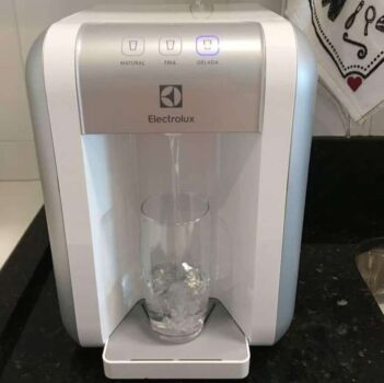 Purificador de Água Gelada Fria e Natural Elétrico Compacto Eletronico placa Electrolux Branco Painel Touch Bivolt PE11B
