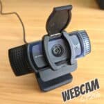 Webcam Full HD Logitech C920s com Microfone Embutido, Chamadas e Gravações em Video Widescreen 1080p