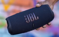 Caixa de Som Bluetooth JBL Charge 5 à Prova d'Água com Potência de 40 W - JBLCHARGE5BLK