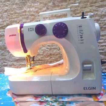 Maquina de Costura Pratika, 110V, Portátil, Versátil, Elgin, Branco / Roxa