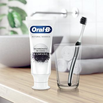 Creme Dental Oral-B Natural Essence Bicarbonato De Sódio e Carvão 90g