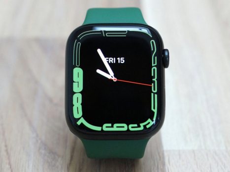 Apple Watch Series 7 (GPS + Cellular), Caixa em alumínio de 45 mm com Pulseira esportiva trevo