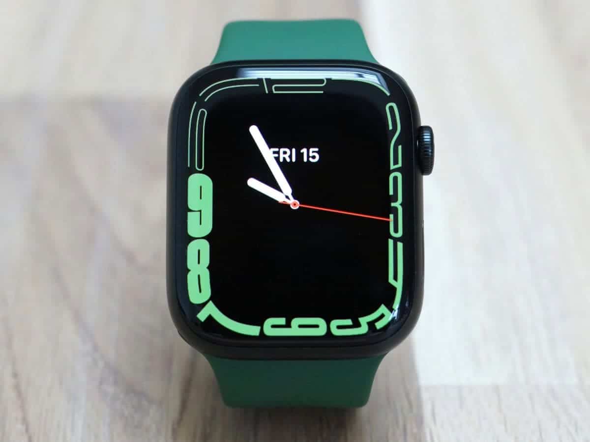 Apple Watch Series 7 GPS 45mm Alumínio Preto com Bracelete Desportiva Preta