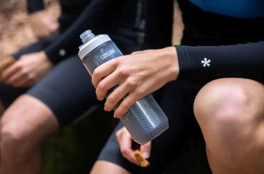 GARRAFA PODIUM CHILL DE 620ML COM ISOLAMENTO TÉRMICO