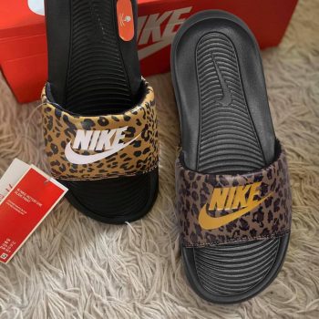 Chinelo Slide Nike Victori Print Feminino - Marrom Claro+Preto