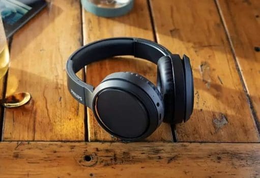 Headphone Philips bluetooth over-ear com microfone, reforço de graves e energia para 29 horas na cor preto TAH5205BK/00