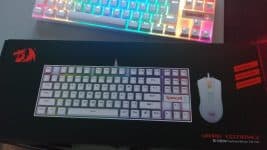 Kit Gamer Redragon - Teclado Mecânico Kumara, RGB, Switch Outemu Blue, PT, Branco + Mouse Cobra M711, Chroma, 10000DPI, Branco - S118W