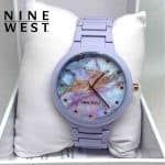 Nine West Relógio feminino com pulseira emborrachada, Lavanda