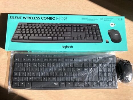 Combo Teclado e Mouse sem fio Logitech MK295 com Digitação e Clique Silencioso, Conexão USB, Pilhas Inclusas e Layout ABNT2 - 920-009793