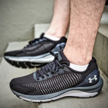 Tênis de Corrida Masculino Under Armour Charged Skyline 2