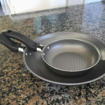 Conjunto de Frigideira Francesa e Frigideira para Ovo Alegrete Enjoy em Alumínio com Revestimento Antiaderente Cinza – 2 Peças