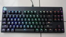 Teclado Mecânico Gamer Logitech G PRO com Layout US, RGB LIGHTSYNC, Design TKL, Cabo Destacável e Switch Exclusivo GX Blue Clicky