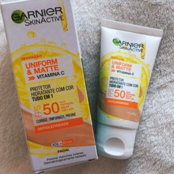 Garnier Protetor Solar Hidratante Efeito Matte FPS50 Uniform & Matte, Antioleosidade com Vitamina C, 40g, Cor Média