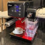 Cafeteira Oster Primalatte Evolution BVSTEM6701B-017 1170W 110V Preto e Vermelho