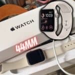 Apple Watch SE (2a geração) GPS, Smartwatch com caixa estelar de alumínio – 44 mm • Pulseira esportiva estelar – Padrão