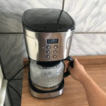 Cafeteira Elétrica Electrolux inox filtro permanente removível capacidade 1,5L 38 xicaras função timer painel digital desligamento automatico ECM30 127v