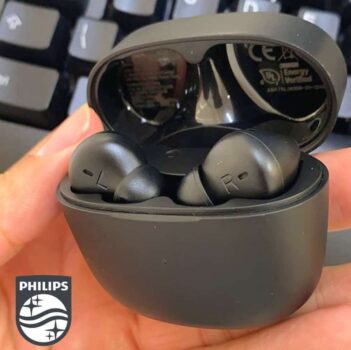 Fone de ouvido sem fio TWS bluetooth com microfone, formato em haste, IPX4 e energia para 18 horas totais na cor preto TAT2206BK/00
