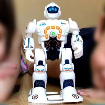 Boneco Robô Zig Android Educativo Ensina Inglês E Curiosidades Dança Músicas Sons +De 3 Anos Polibrinq - 9031