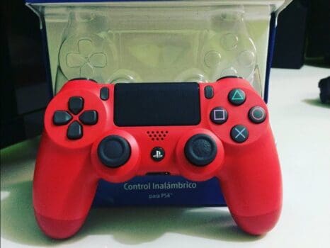 Controle joystick sem fio Sony PlayStation Dualshock 4 magma red