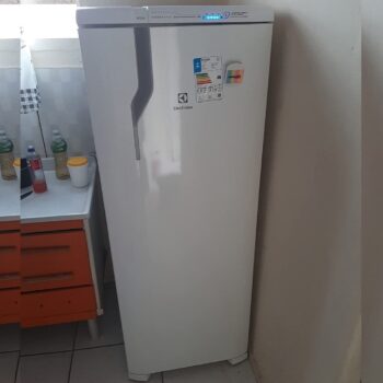 Geladeira/Refrigerador Frost Free Electrolux 322L Branco (RFE39) 127V