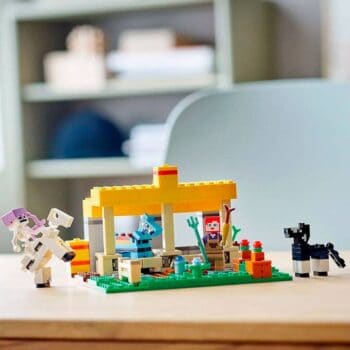 LEGO Minecraft O Estábulo de Cavalos 241 Peças - 21171
