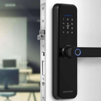 Fortezza Fechadura Eletrônica Digital Inteligente, Alta segurança, Embutir, Zigbee - Biometria, Senhas, Cartão, Aplicativo e Chave mecânica, Compatível com Alexa*, FZE01BK, Preto