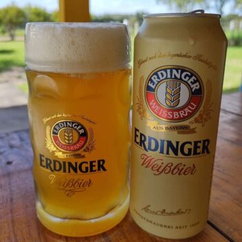 Kit Cerveja Erdinger Lata - 1 Erdinger Weissbier 500 ml + 1 Caneca Erdinger 500ml