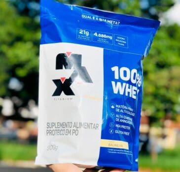 Suplemento em pó Max Titanium 100% Whey proteínas 100% Whey sabor morango em sachê de 900g