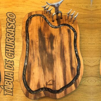 Tábua de Churrasco para Corte Carne e Alimentos em Madeira Artesanal com Garfo Tridente e Petiscos Damascus Design