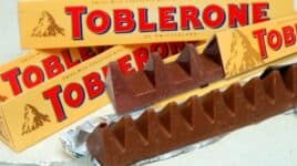 TOBLERONE Chocolate Ao Leite Nougat De Mel E Amêndoas Toblerone Caixa 100G - Importado