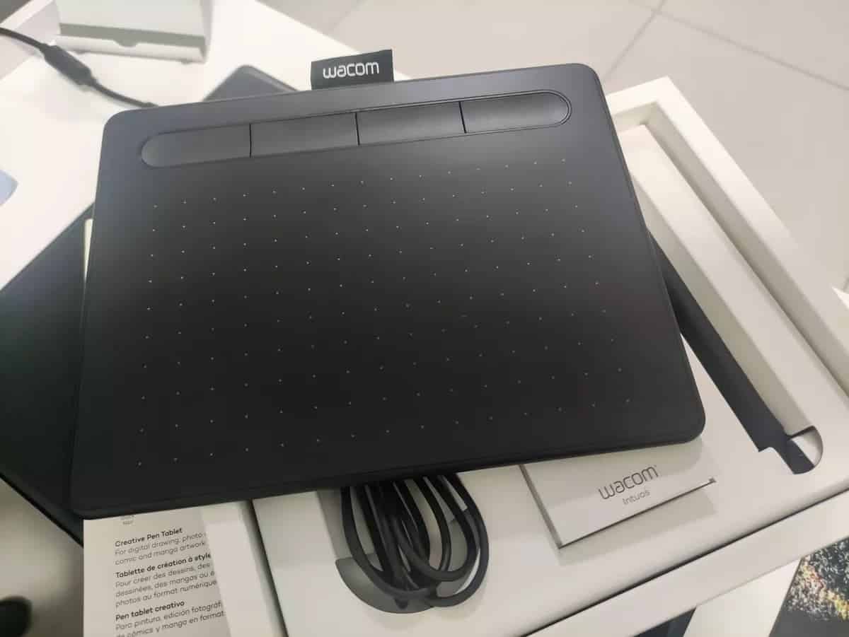Mesa Digitalizadora Wacom Intuos, Pequena, Caneta Wacom Pen 4K, 2540 LPI, Preto - CTL4100