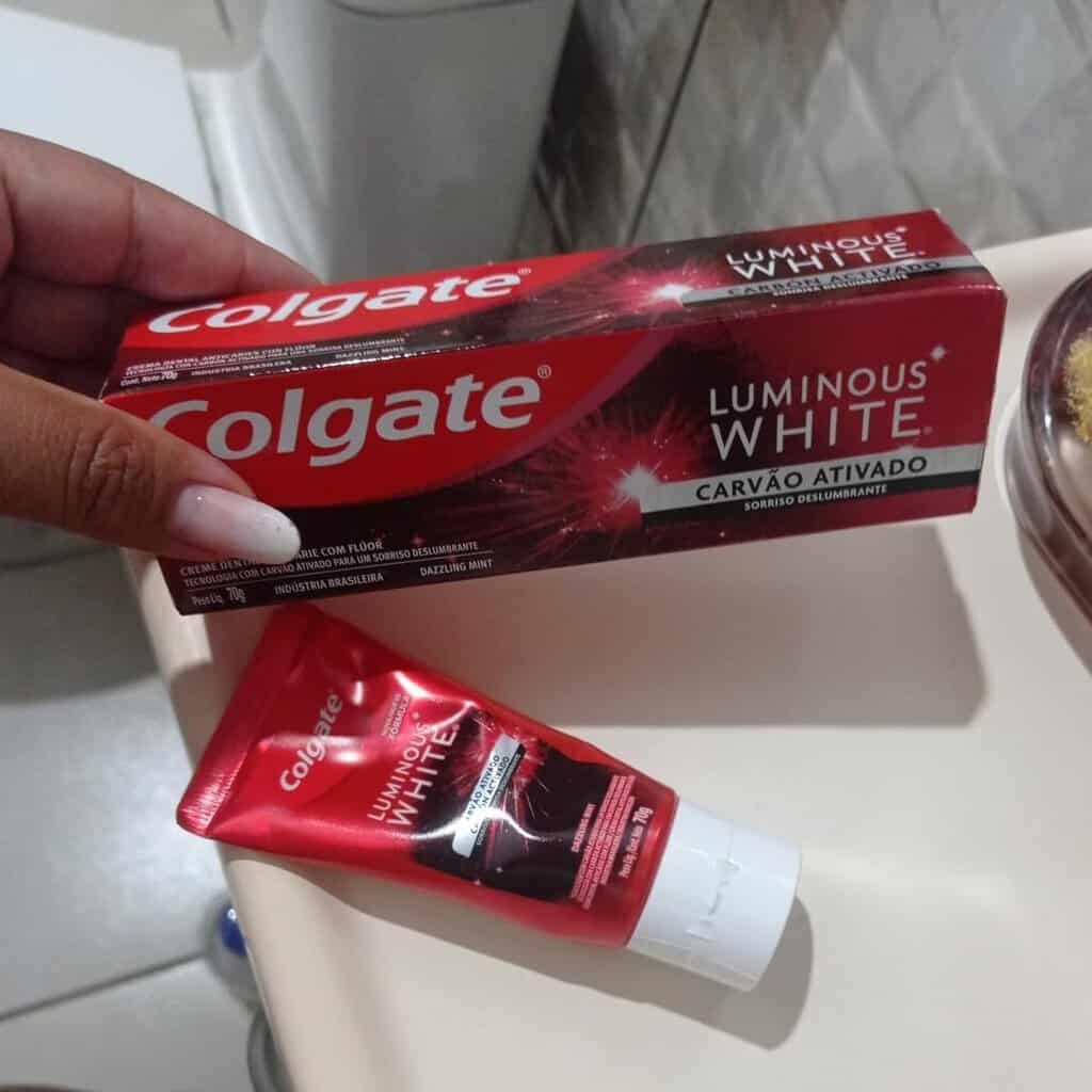 Colgate Creme Dental Clareador Luminous White Carvão Ativado 70G