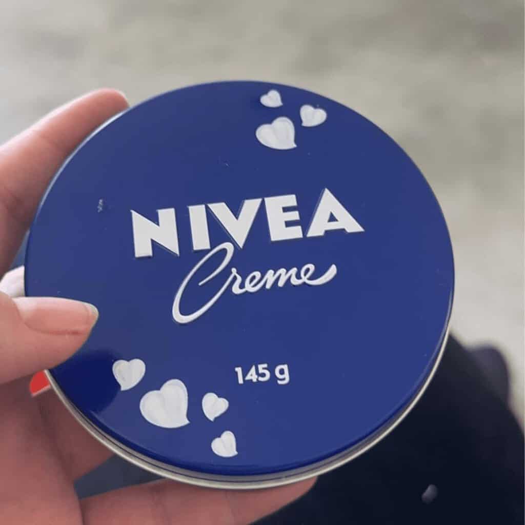 NIVEA Creme Lata - Hidratação profunda para as áreas mais ressecadas como cotovelo, calcanhar, joelho, mãos e pés, também protege do frio e cuida da pele tatuada - 145g