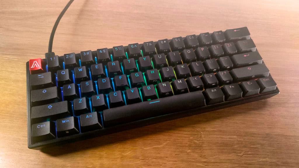 Teclado Mecânico Gamer AGON AGK600 Cherry MX Red Switch Hot-Swappable US RGB 360° com design 60% ultracompacto