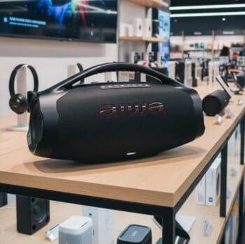 Caixa de Som Boombox Plus AIWA BBS-01-B 200W Bluetooth 5.3-200W RMS - 30 Horas de Bateria - Resistente à Poeira e Água - Preto