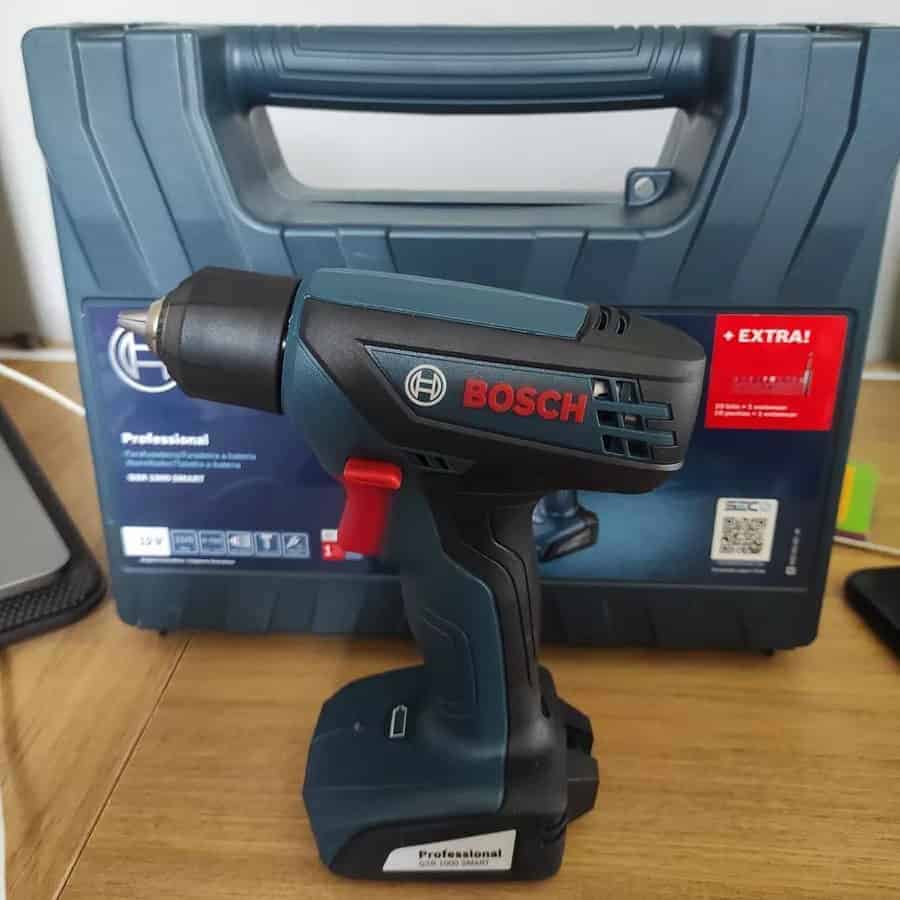 Furadeira parafusadeira sem fio de 6mm Bosch GSR 1000 SMART 12V Com Maleta 110V/220V 700rpm Azul