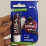 NIVEA Hidratante Labial Amora Shine 4,8 g - Cuidado intensivo para seus lábios, hidratação prolongada, delicioso aroma de amora, pigmentos brilhantes e cor delicada