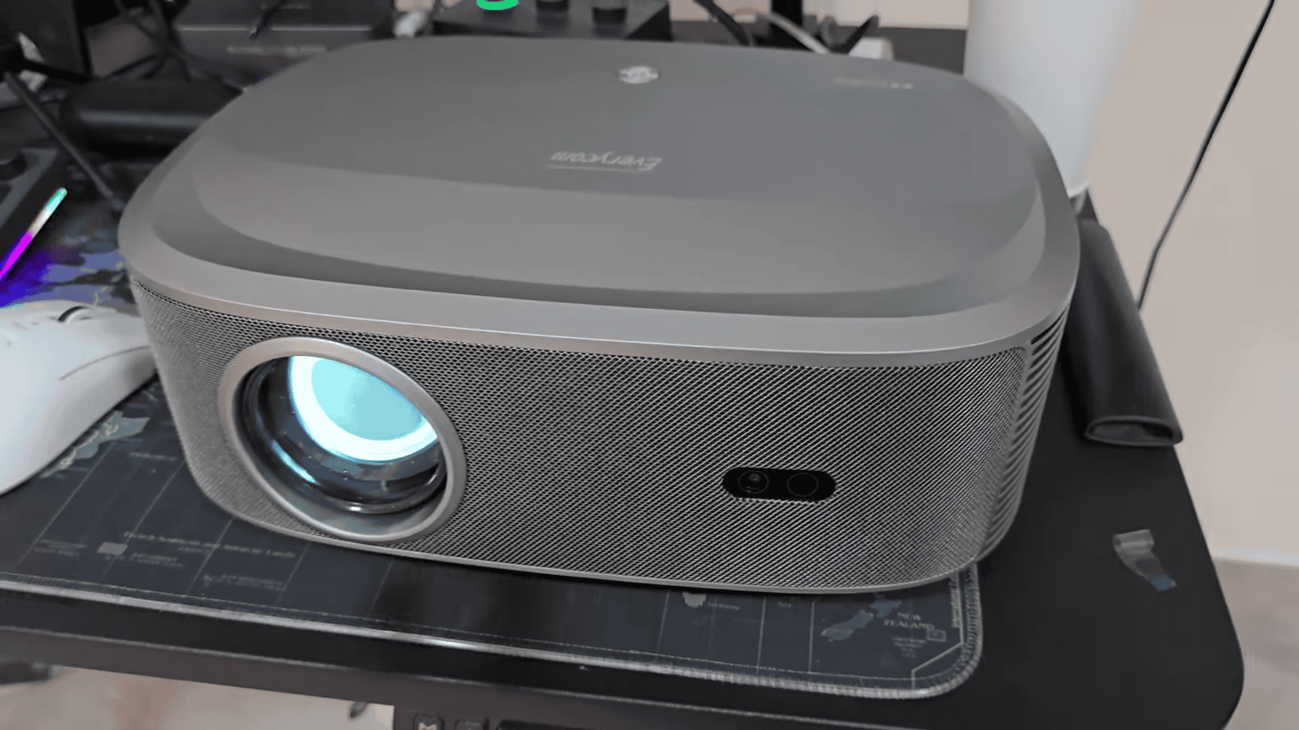 Everycom HQ10W: O Projetor de 19.000 Lumens Que Promete Substituir Sua TV! Vale a Pena? Everycom HQ10W: O Projetor de 19.000 Lumens Que Promete Substituir Sua TV! Vale a Pena?